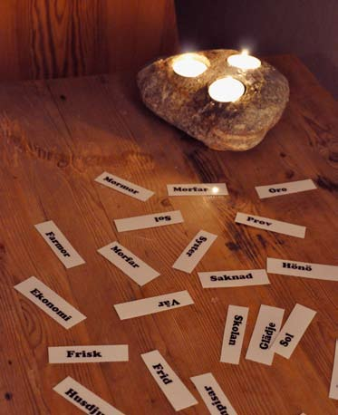 Ro för själen Hönö kyrka välkomnar alla som tyngs under stress och krav till Sinnesrogudstjänst.