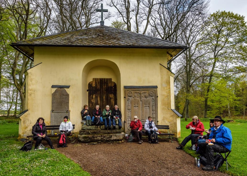 Kursdeltagare under en kort paus i skön miljö. Foto: Per Olof Strandroth Fåglar är populära studieobjekt Att lära sig mer om fåglars sång, utseende och vanor blir allt populärare.