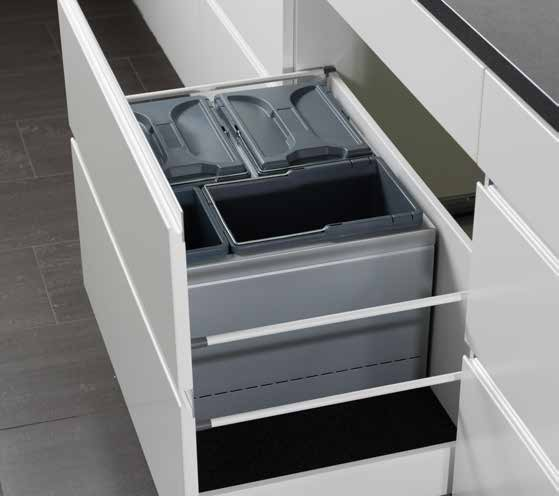 CUBE S är ett elegant utformat avfallssystem med gott om extra kärl och förvaring. Finns i vit och silver för att matcha kökets skåp och lådor. Sidorna av metall fungerar även som avdelare i lådan.