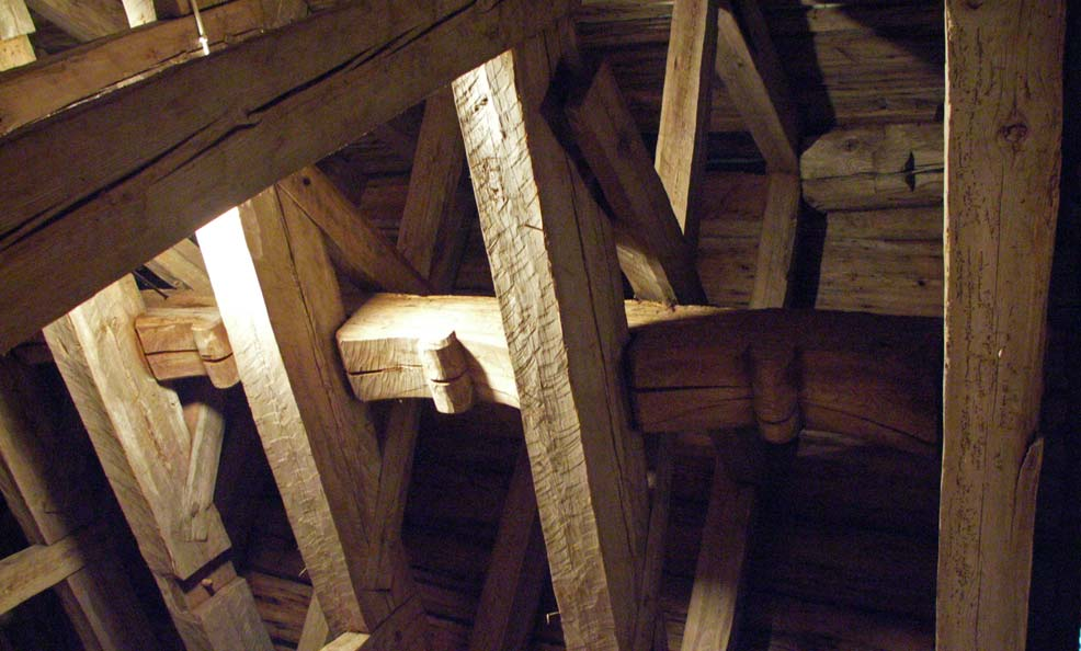 Flera romanska taklag har styrbjälkar vilka som här i Bälaryd kyrka är skulpturalt utsmyckade. Foto 2006, A.