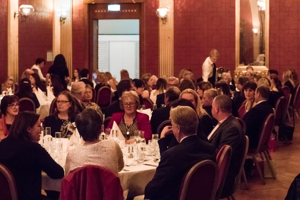 Årets Hästsportgala i Örebro en symbios i ridsportens och avelns tecken. Galan började med mingel och massor med snack. Alla var uppklädda till tänderna. ÖLRF och SWB hälsade välkommen.