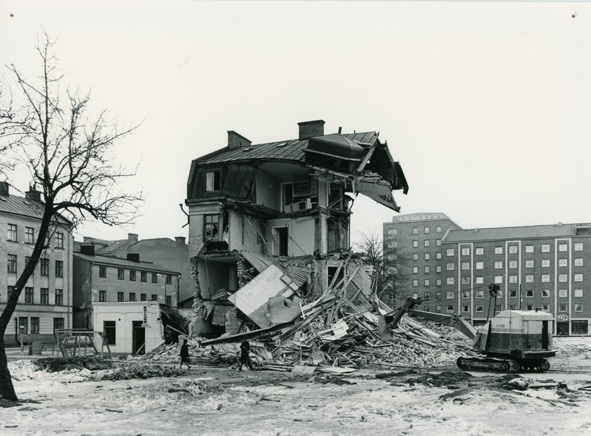 UTAN FRYS, UTAN ELEMENT OCH UTAN TOALETT På 1960-talet började man riva gamla hus i Norrköping för att bygga moderna hem. En man som jobbade med att riva gamla hus flyttade in i ett av de nya husen.