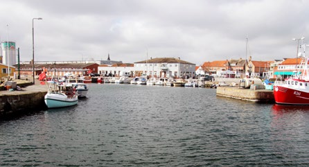 Kryssarklubbens Rikseskader 2017 till Bornholm Bornholm Bornholms läge i Östersjön gör den till Danmarks östligaste ö. Geografiskt ligger ön ute i Södra Östersjön, en bit sydost om Skåne.