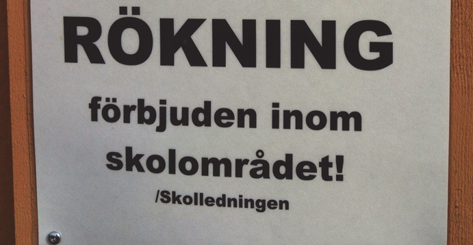 Rökning och skyltar finns något samband? Av 15 gymnasieskolor där det förekom rökning saknas skyltar på sju skolgårdar och på åtta finns skyltar.