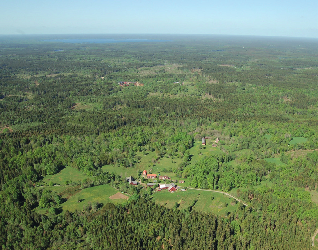 ÖLJEHULT Öljehult har en pittoresk kyrkomiljö och ett spännande läge alldeles söder om länsgränsen med byarna Ebbamåla, Dockemåla och Grårör intill.