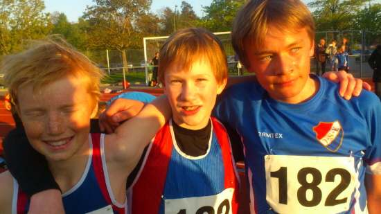Pojkar 15 3 x 800m - Olof, Arvid och Jonathan pustar ut i kvälls-solen efter ett tufft lopp. Resultat M 4X100 M 5 Danderyds SK 46.