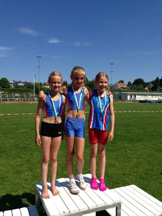 Kringelspelen, Södertälje 6/6 2013 2013-06-09 17:34 Nya rekord på 400m! Bilen ovan. prispallen på F11 400m. Carolina och Saga tillsammans med Ärlas Emilia Rydensjö.