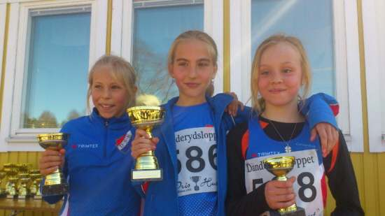 llllll Carolina och Emilia fortsätter att samla pokaler.
