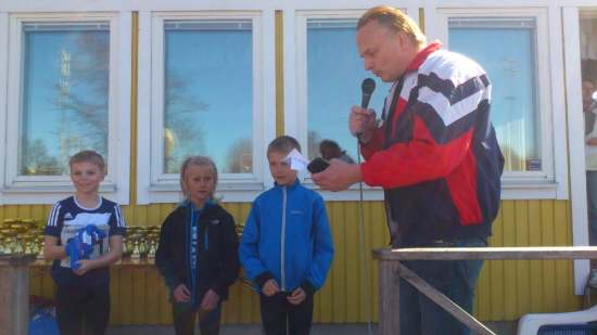 Vår fantastiske speaker Robert Levay tillsammans med pristagarna i Pojkar 9-klassen.
