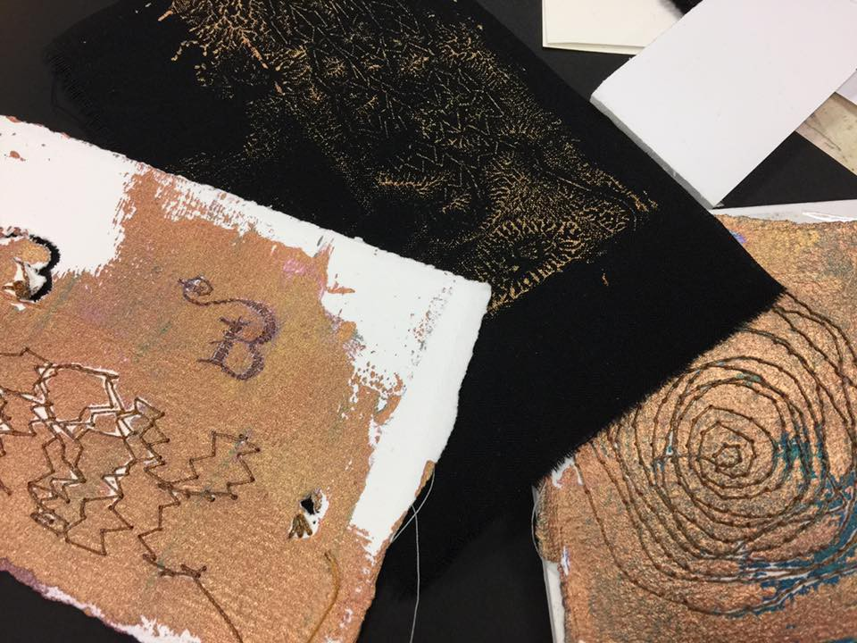 Kursschema lördag Creative Stitch skapa ditt eget tyg 3 platser kvar Du får prova på att trycka ditt eget tyg med tekniker som gelliprinting, stämplar och raklödder.