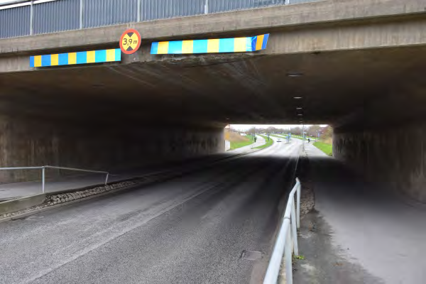 Bro över Tunavägen I och med breddningen av motorvägen kommer vägporten vid Tunavägen att bli bredare. För fotgängare och cyklister kan det innebära att vägporten känns mörkare och upplevs otrygg.