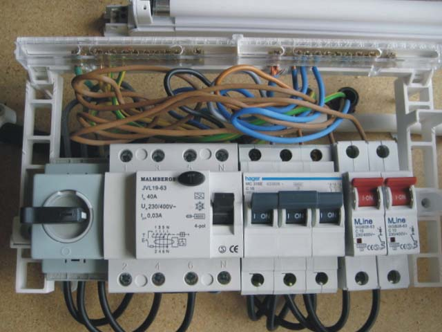 Här ses lysrörsarmaturen med T-8 röret och högfrekvent driftdon (electronic ballast). Driftdonet höjer frekvensen, tänder lysröret samt ser till att lysröret får rätt ström.