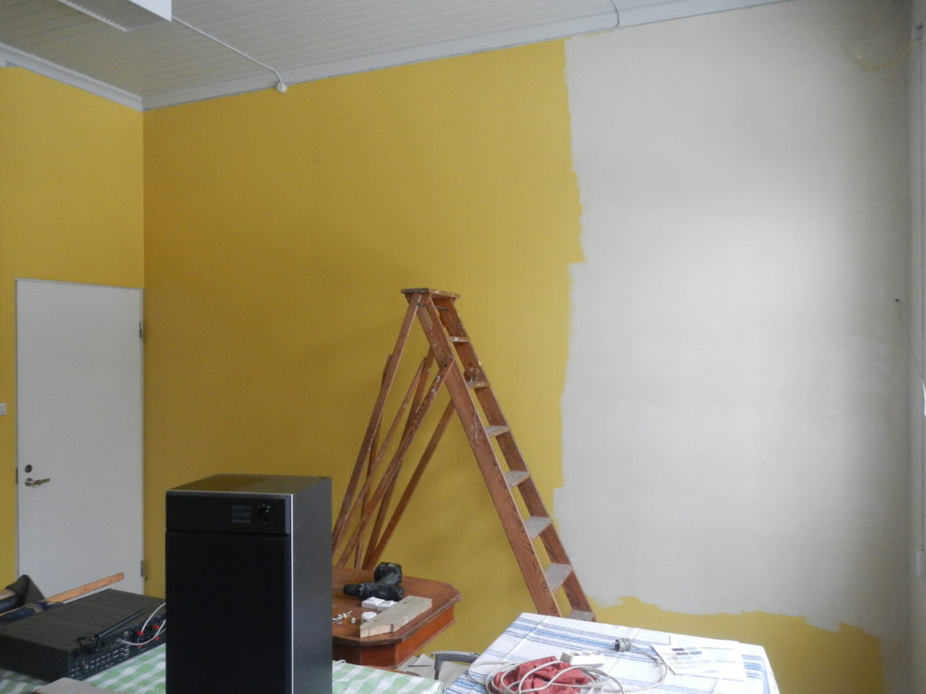 Väggarna i slöjdsalen är ännu värre. Rent ut sagt vidriga. Här syns skillnaden mycket bättre.