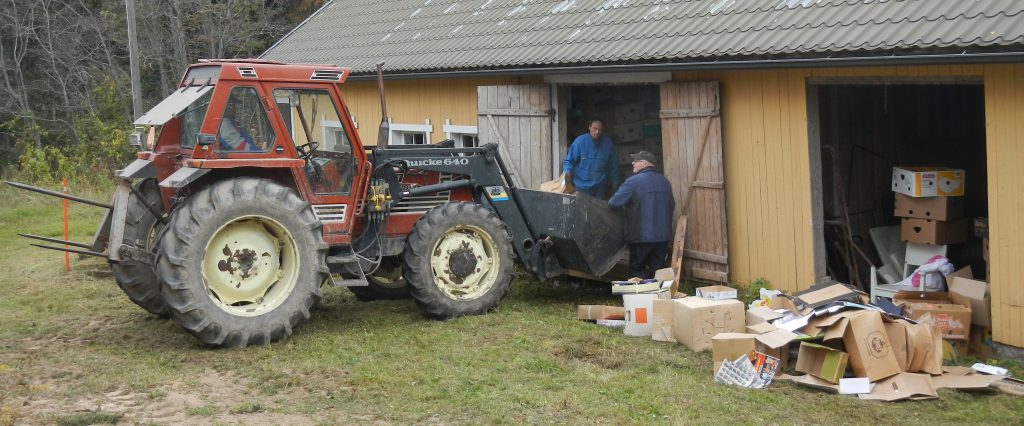 Mycket blev gjort på söndagen Det var en riktigt lyckad papperstalko. En hel del jobb var det att tömma papperslagret och behållaren blev alldeles full men det blev gjort.