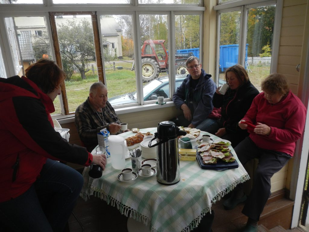 Vi fick också gräset slaget och bortkrattat och så drack vi förstås kaffe med Ingas