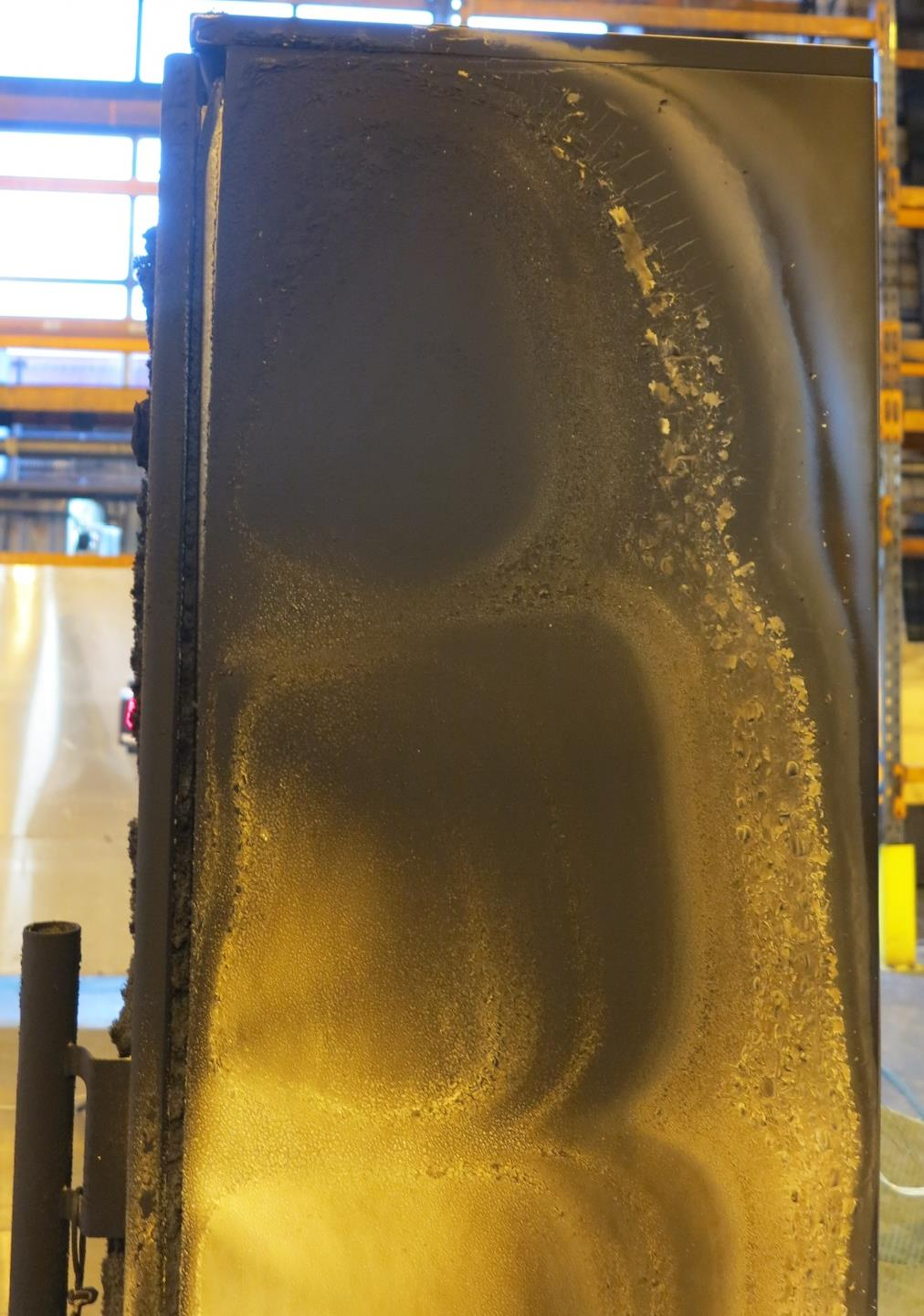 20 Foto 2-12 Skåpet sett från brandexponerad sida. Dörren lämnar en liten springa högst upp där varma gaser kan ta sig in.