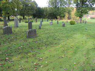 Gravvård från 1877, kvarter C (KI Västra Ed 239) Gravvård från 1874, kvarter D (KI Västra Ed 212) Gravvårdstyper Längs med den borttagna gången i kvarterets västra del dominerar höga gravstenar.