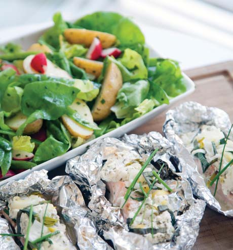 FÄRSKOSTGRATINERAD LAX I PAKET MED FÄRSKPOTATISSALLAD RECEPT Ca 30 min Laxpaket Ca 600 gram laxfilé pkt färskost ½ kruka gräslök vitlöksklyfta msk citronsaft bit purjolök, ca 7 cm 4 ark ugnsfolie*