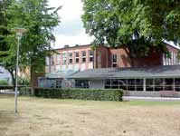 fastighet: BRUZELIUS 2, hus D. adress: Surbrunnsvägen 1, Ågatan 12. ålder: 1971. Ombyggt 1973, 1992. arkitekt / byggm: Rune Welin (även 1973). Margit Åkesson (1992).