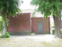 fastighet: BRUZELIUS 2, hus F. adress: ålder: 2002. arkitekt / byggm: NP-arkitekter. användning: Skola, uppehållsrum. Glas. Pulpettak, svart papp. Röda glasade ståldörrar.