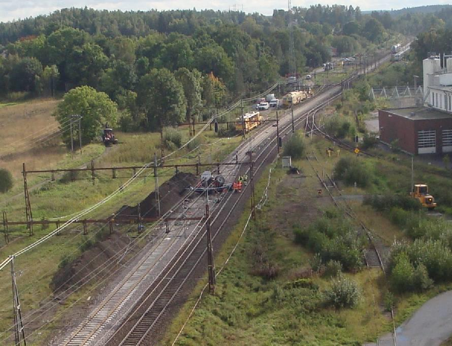 Grusplan där de resande samlades efter olyckan. Tåg 505. Grävlastaren. Platsen där grävlastaren befann sig när olyckan inträffade.