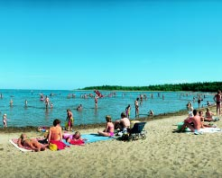 TEMA FRILUFTSLIV OCH FOLKHÄLSA Upplandsstiftelsens satsningar på friluftsliv Upplandsstiftelsen arbetar med friluftsliv på i huvudsak två sätt, dels genom att se till att anläggningar och områden för