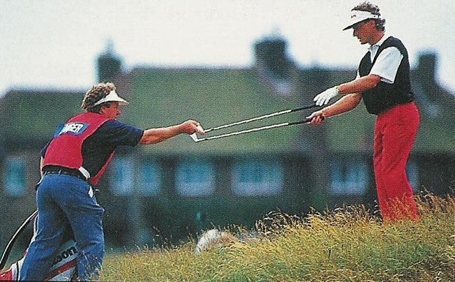 Caddie En caddie är en person bistår spelaren i enlighet med reglerna, vilket kan innefatta att han bär eller hanterar spelarens klubbor under spelet.