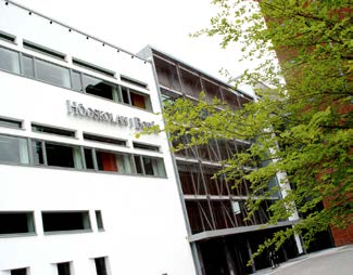 1. Inledning Högskolan i Borås har i olika omgångar genomfört alumnundersökningar, såväl övergripande som institutionsspecifikt, för att kartlägga studenter som tagit ut exa