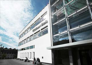 2. Resultat för högskolan totalt Inledning Högskoleverket årsredovisning för antagning i grundutbildningen under 2010 visar att kvinnliga studenter är i majoritet (63 procent) vid HBs utbildningar