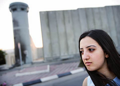 Vardag i konflikt Vad skulle du rädda ur ditt hem? En familj på västbanken har samlat sitt bohag på mattor utanför sitt hem som demolerats av israelisk militär. Vardag i konfliktområden är ofta kaos.