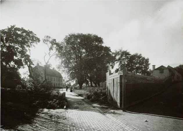 GRÖNA GÅRDEN, OKÄNT ÅRTAL. (FA 14291) Gröna gården uppfördes som ett arbetarbostadshus år 1854 efter ritningar av den kände arkitekten Johan Fredrik Åbom.