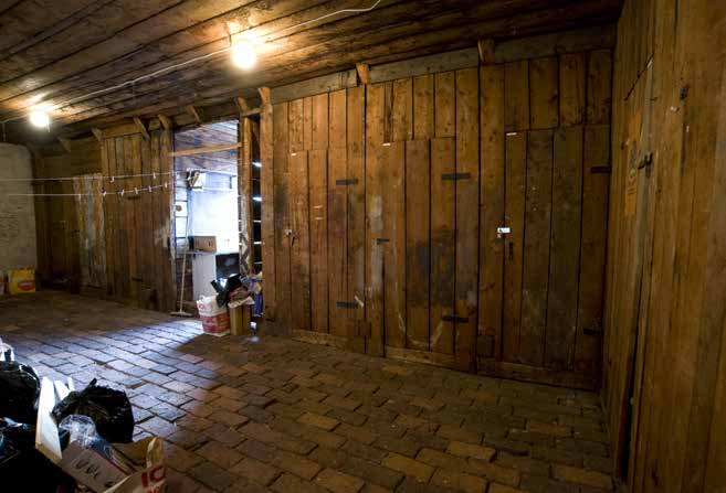 VIND MED TEGELGOLV OCH URSPRUNGLIGA FÖRRÅD. FOTO. J MALMBERG. varvet. Sammanlagt bodde i huset 38 vuxna och 34 barn.