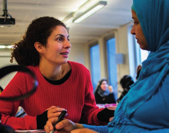 Etableringskurs Etableringskurs på folkhögskola är en utbildning för nyanlända som innehåller studier i svenska med orienterande och arbetsförberedande inslag.