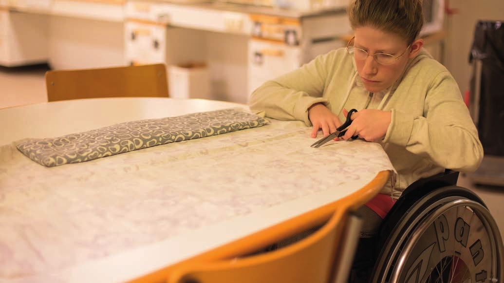 Folkhögskola och funktionsnedsättning På många folkhögskolor erbjuds anpassad undervisning, socialt stöd och en tillgänglig miljö för deltagare med funktionsnedsättning.