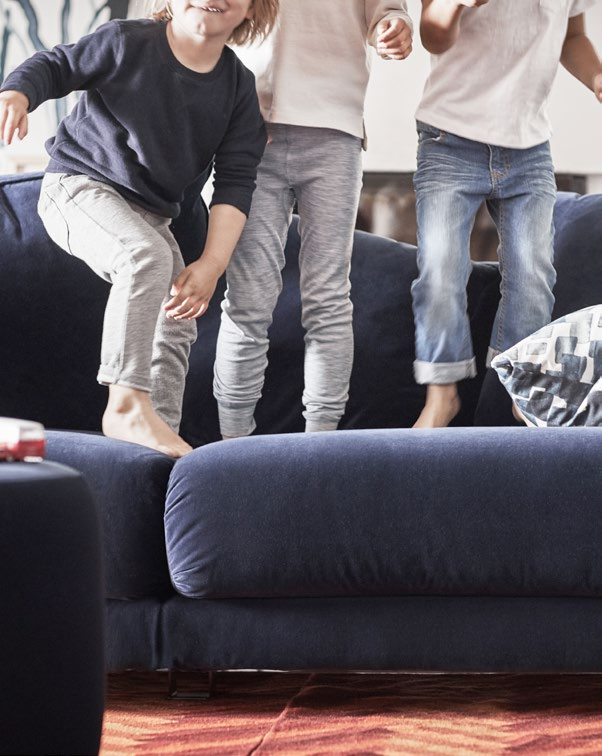 PH141775 SLITSTARK FAMILJEKOMFORT FÖR GENERATIONER Den nya STOCKHOLM soffan: stor och generös, djup och laddad med mängder av kuddar.