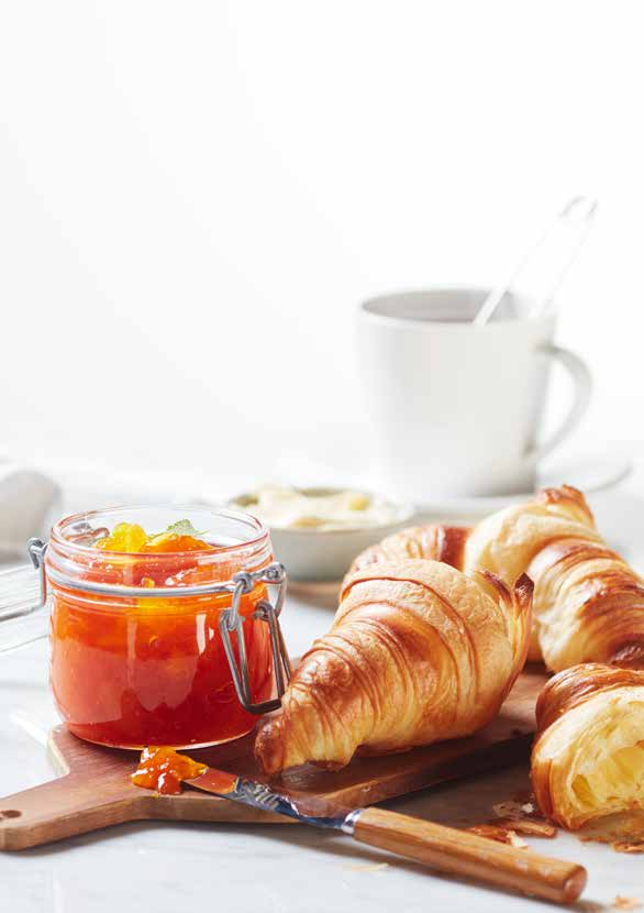 Friskt, fruktigt och fräscht! Hemmagjord marmelad är ett både enkelt och otroligt gott sätt att förgylla frukosten och ostbrickan.