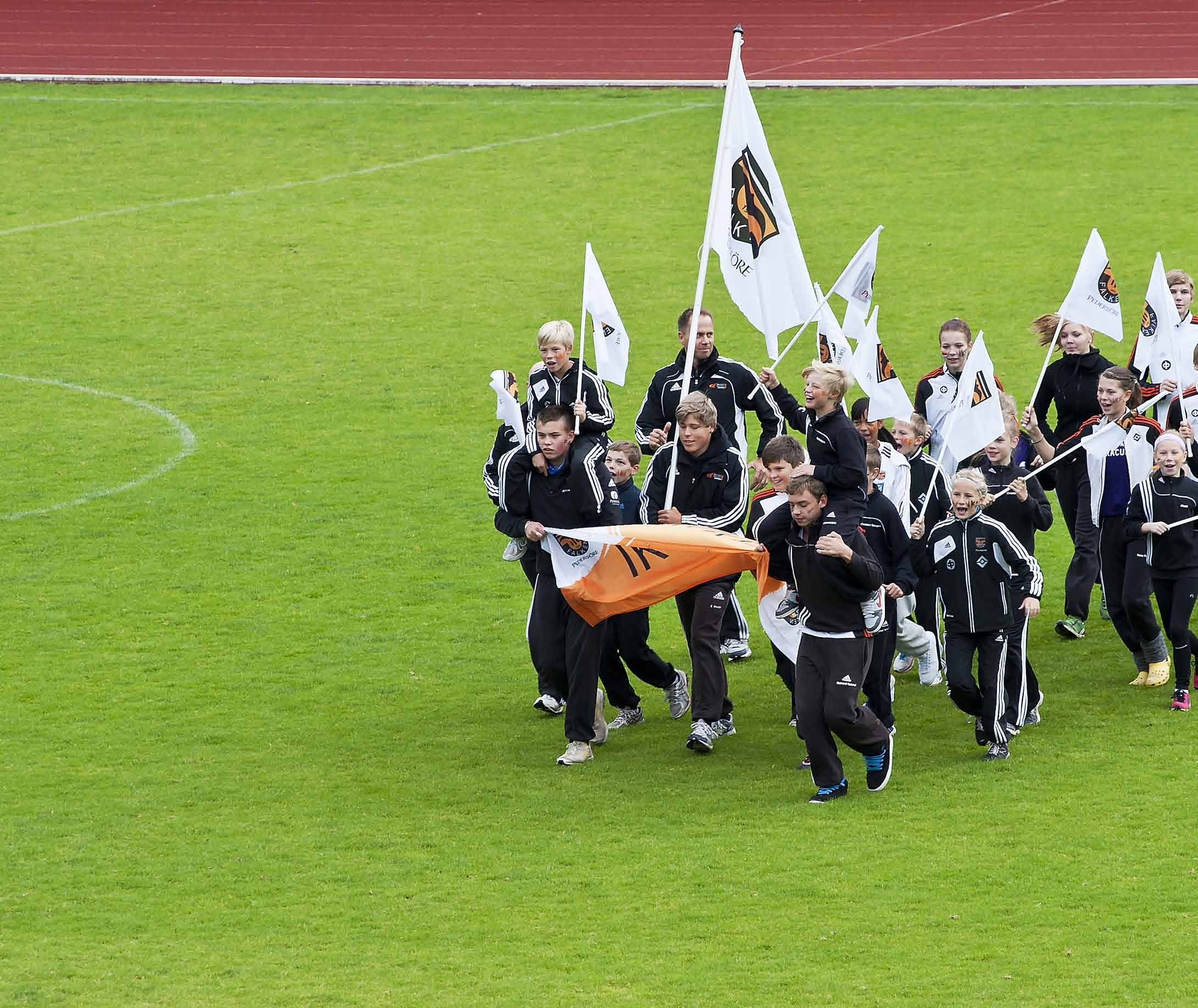Många år av bredd och topp bland knattarna Delar av IK Falkens lag under inmarschen i Vattenfallcupens final i Nådendal 2012.