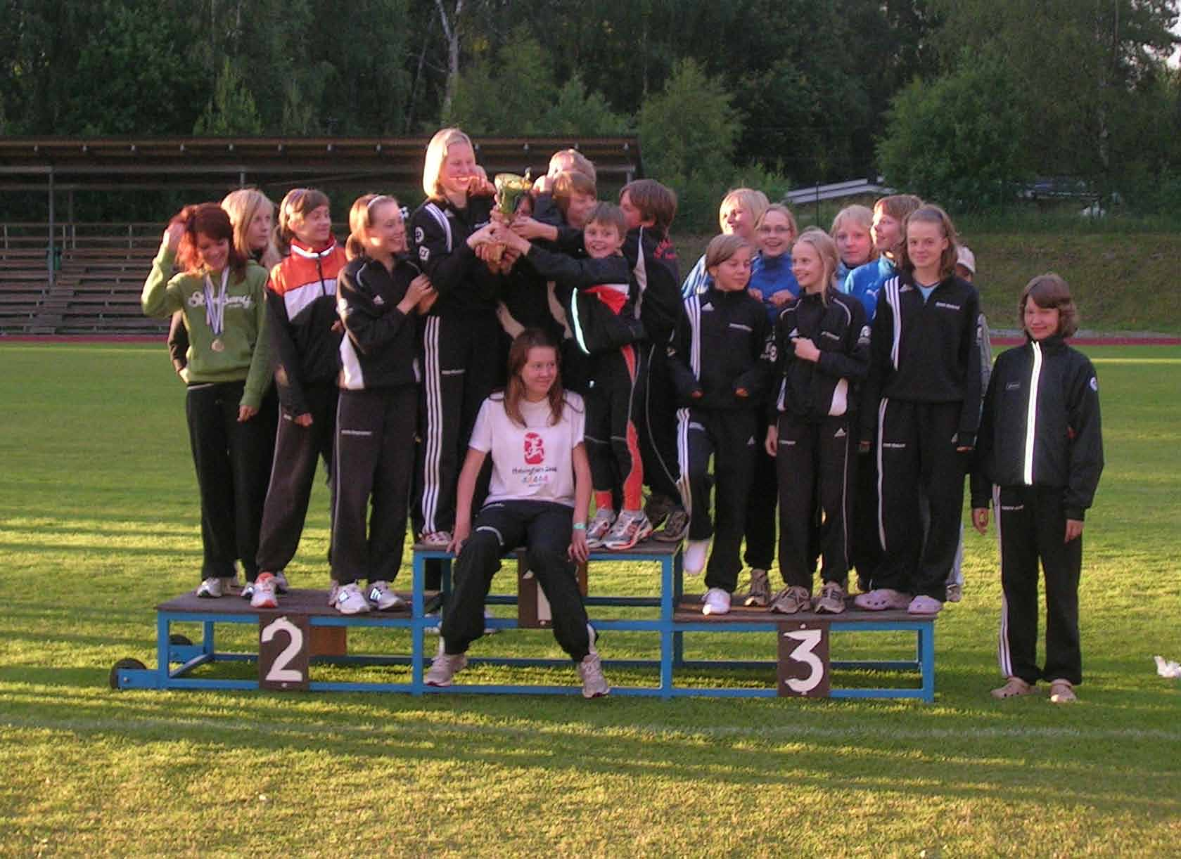IK Falkens lag har segrat i ÖID-cupens final i Smedsby 2008. Foto: Ullamay Borgmästars Foto: Mikko Nygård domar, föräldrar och andra vuxna berörts av och engagerat sig i verksamheten.