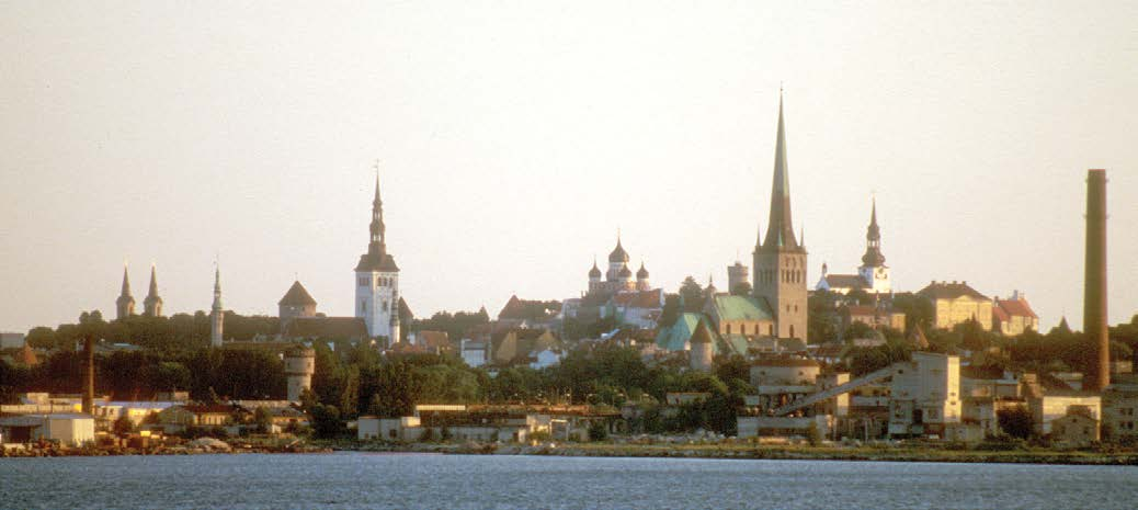 En för Estlandsresenärer känd vy över gamla Tallinn med dess många kyrktorn, som vittnar om gångna tiders andlighet. Foto: Ola Österbacka, 1995.