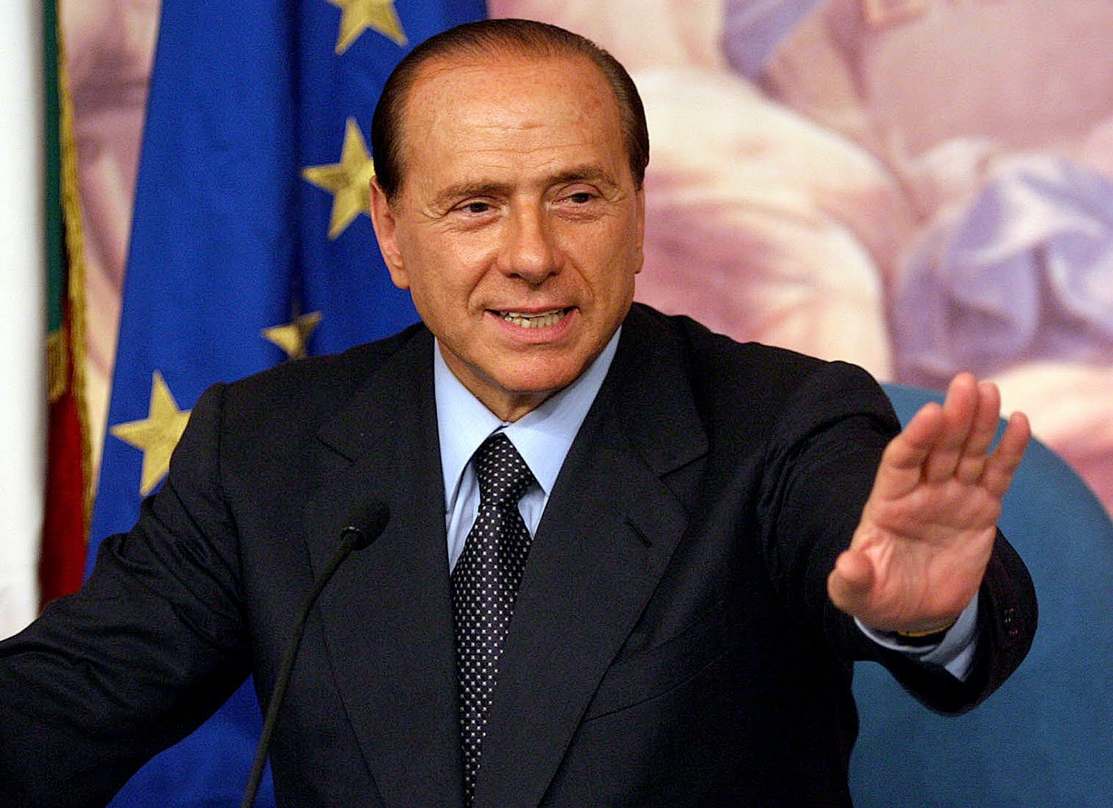 Ett exempel på ett samhälle där maktkoncentration inom media har varit skadligt för demokratin är Italien, där Silvio Berlusconi lyckades bli premiärminister flera gånger om bara på grund av att han