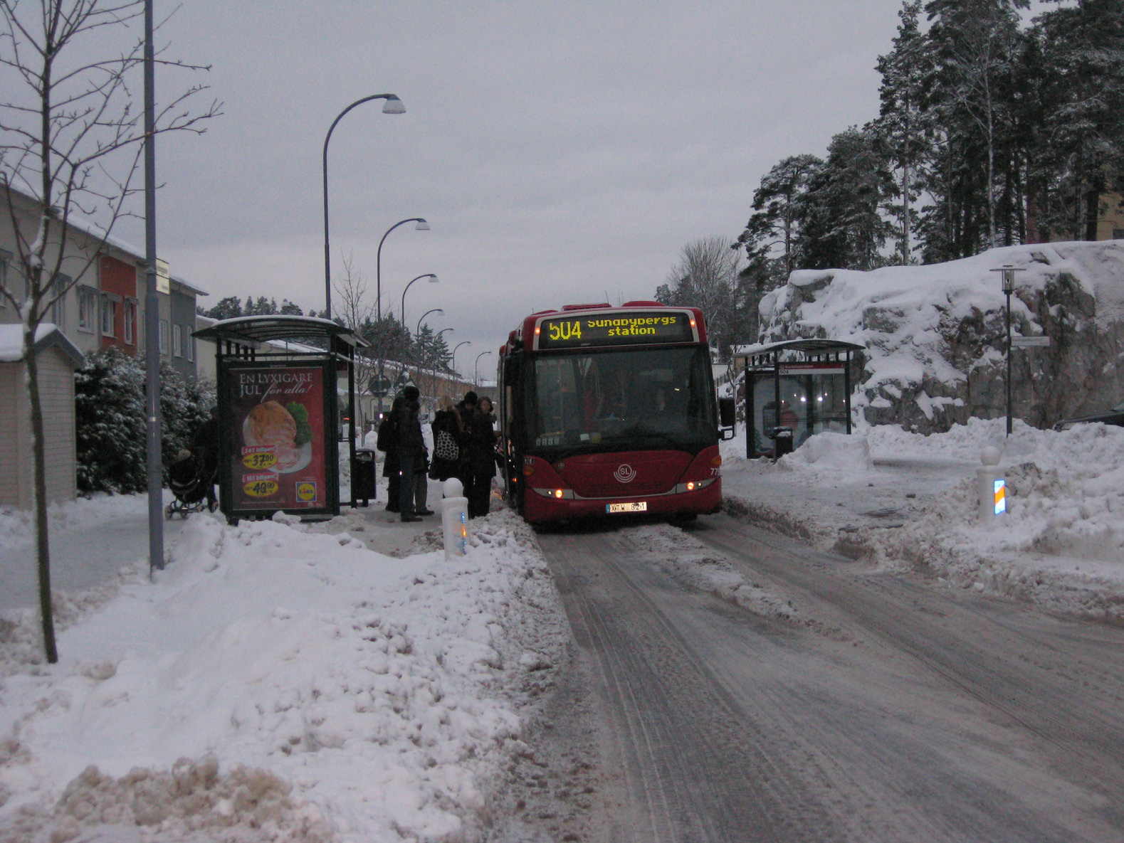 2.2 Kollektivtrafik Genom området Stora Ursvik går SL:s busslinje 504. Bussen går från Stora Ursvik till Sundbybergs station där byte till regional- och pendeltåg är möjligt.