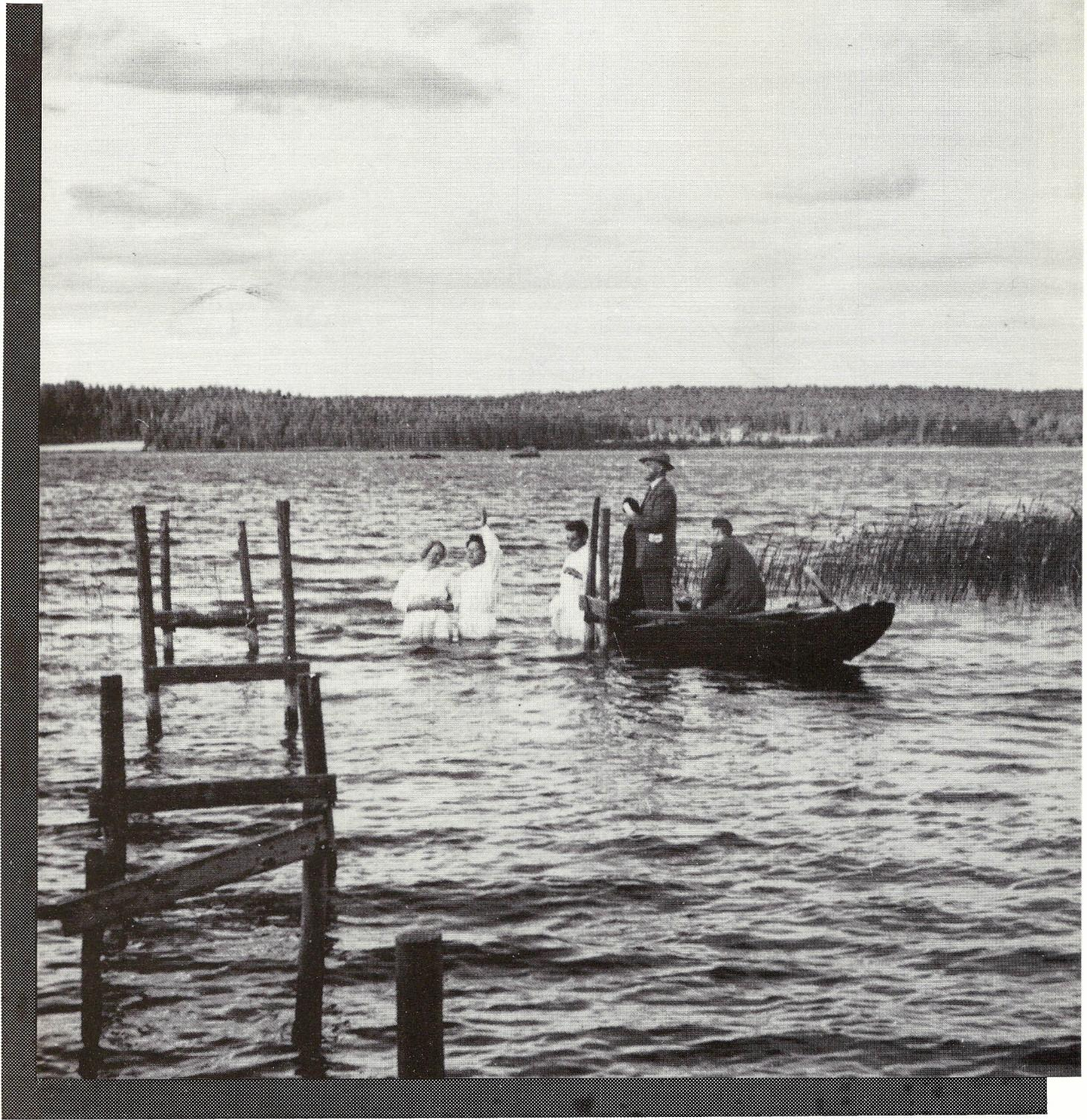 Dop l Skedvisjön 1949 Alexius Ingham döper Margit och Ragnar