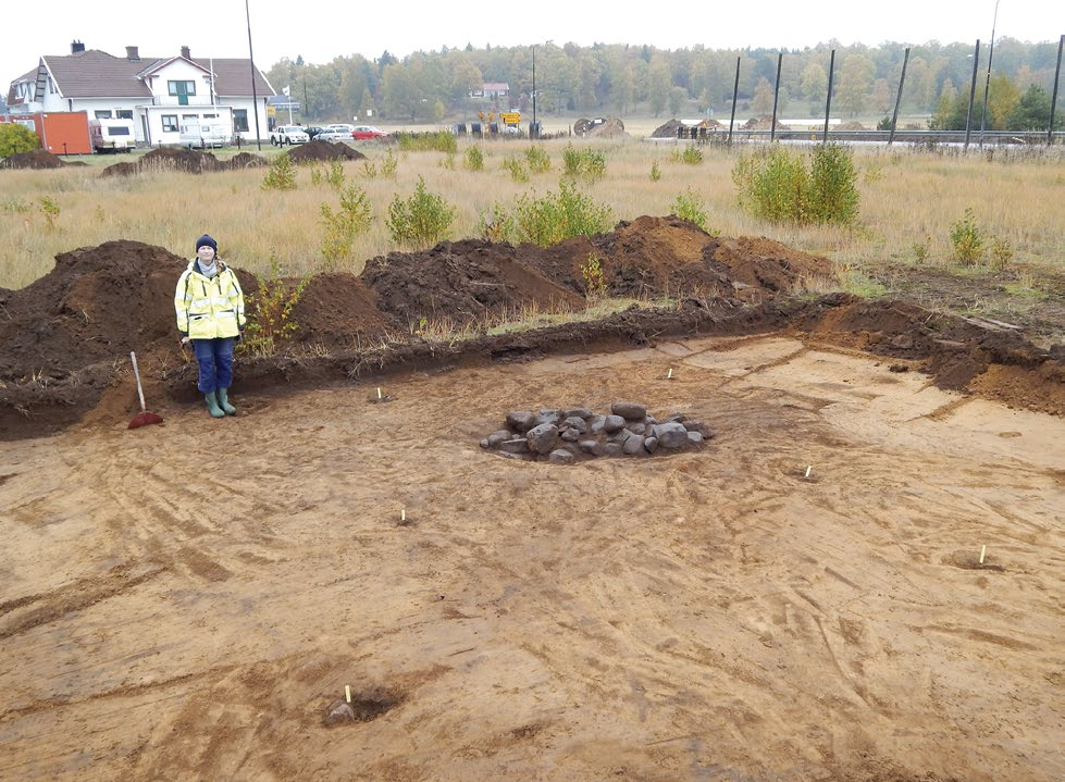 hittades kol som 14 C-daterats till tiden 430 640 efter Kristus (Ua-31427, kalibrerad 2 sigma).