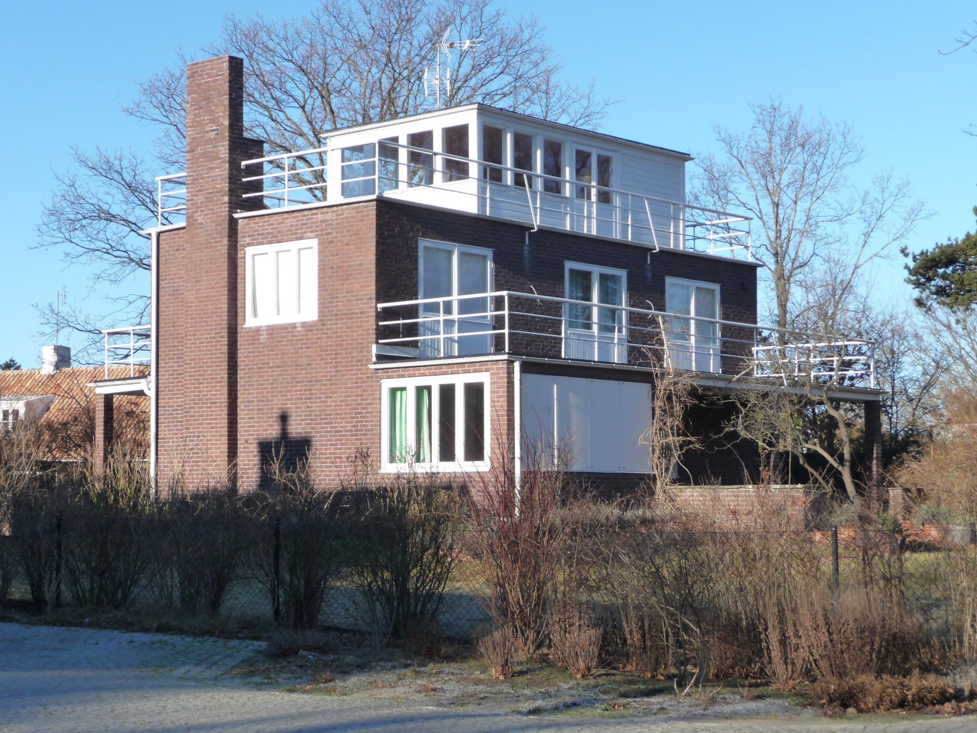 Nu vek vi in på Kolabacksvägen som slingrar sig runt Villa Pilevall. Pilar finns det i gränsen ut mot Kolabacken men bara två. När Mogens Mogensen f 1900 ritade huset 1935 fanns det kanske fler.