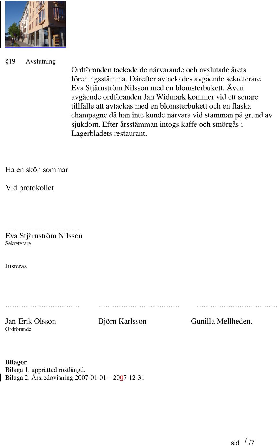 Även avgående ordföranden Jan Widmark kommer vid ett senare tillfälle att avtackas med en blomsterbukett och en flaska champagne då han inte kunde närvara vid