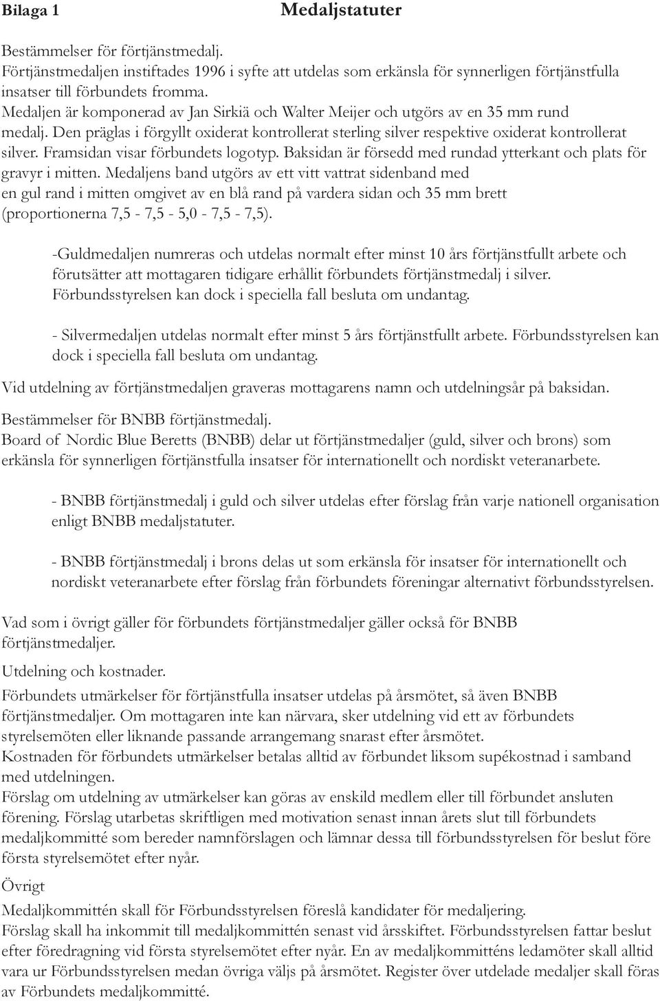 Framsidan visar förbundets logotyp. Baksidan är försedd med rundad ytterkant och plats för gravyr i mitten.