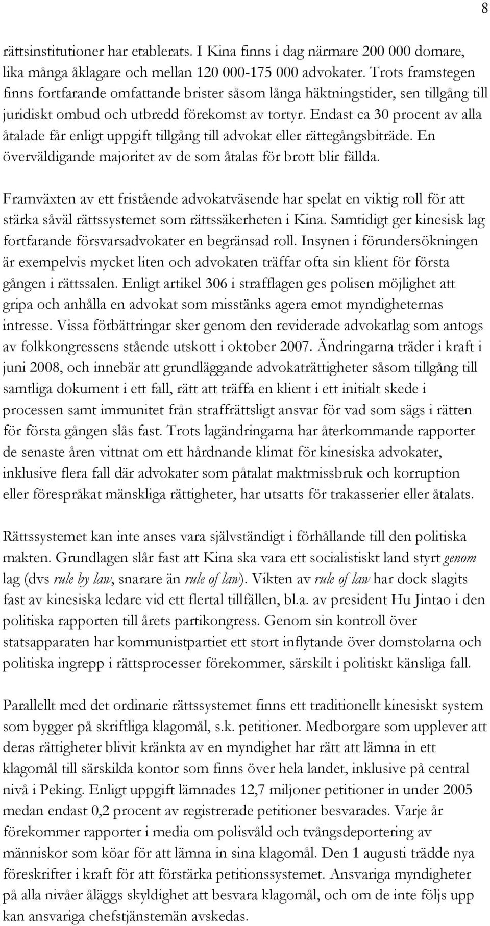 Endast ca 30 procent av alla åtalade får enligt uppgift tillgång till advokat eller rättegångsbiträde. En överväldigande majoritet av de som åtalas för brott blir fällda.