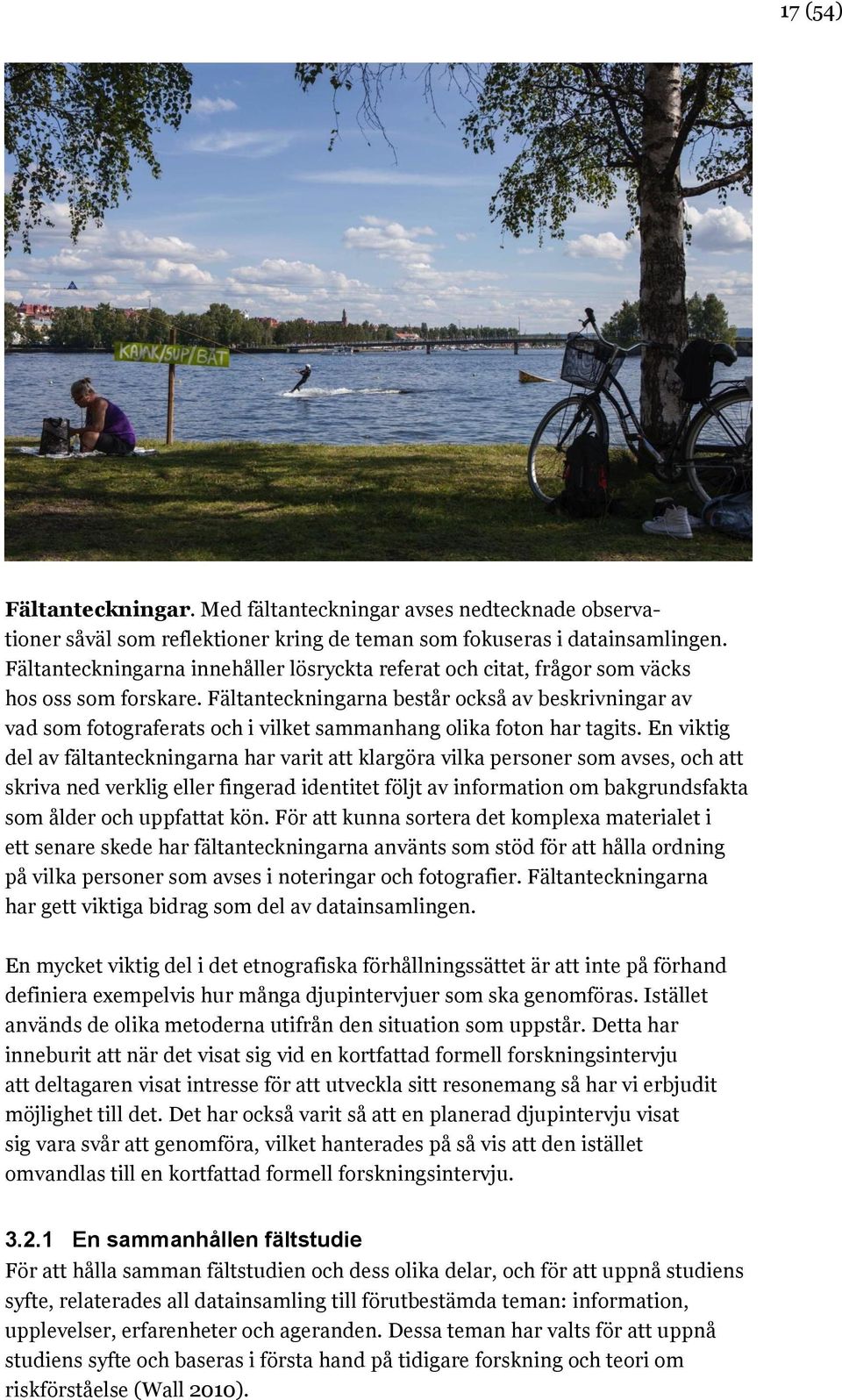 Fältanteckningarna består också av beskrivningar av vad som fotograferats och i vilket sammanhang olika foton har tagits.