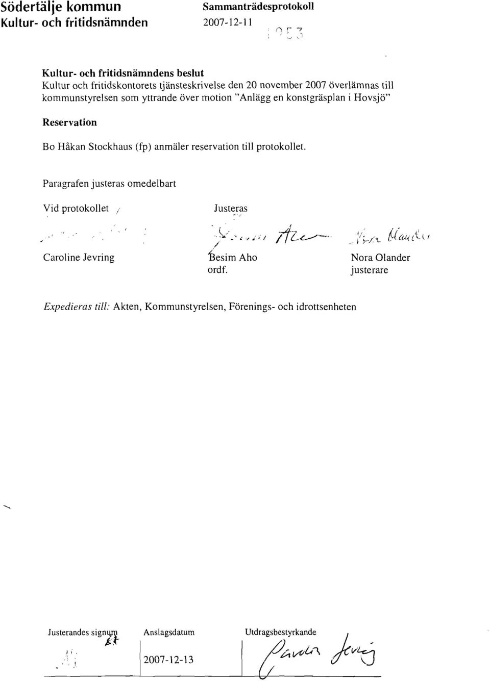 reservation till protokollet. Paragrafen justeras omedelbart Vid protokollet Justeras " ~..--'.,"",;?,i ~- I / Caroline Jevring l3esim Aho Nora Glander ordf.