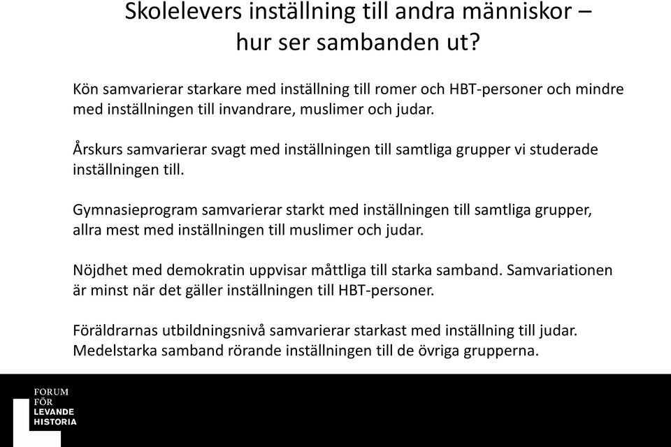 Årskurs samvarierar svagt med inställningen till samtliga grupper vi studerade inställningen till.